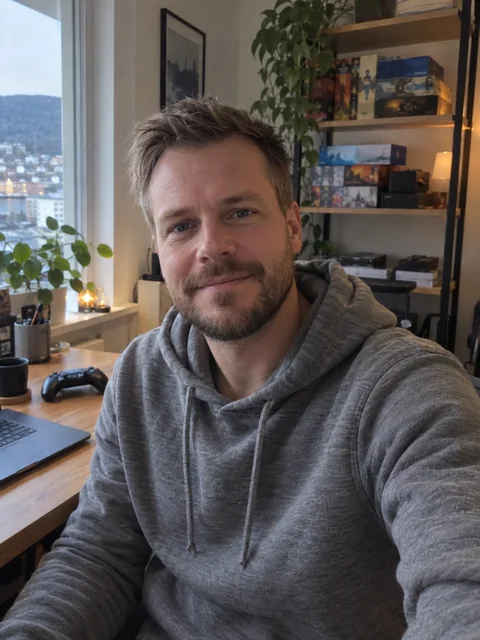 Ole Henrik Olsen ved skrivebordet hjemme i Drammen